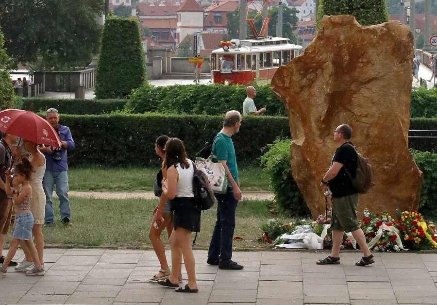 Deska na památku obětí střelby na Filozofické fakultě nově se jmény