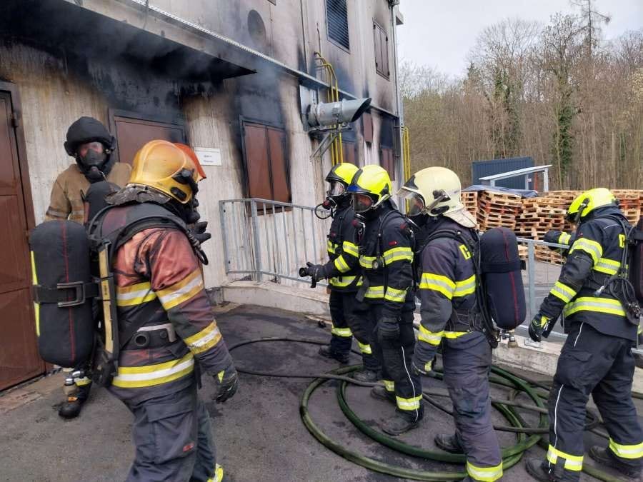 Hasiči testovali ve Zbirohu nové komunikační masky při výcviku v extrémních podmínkách