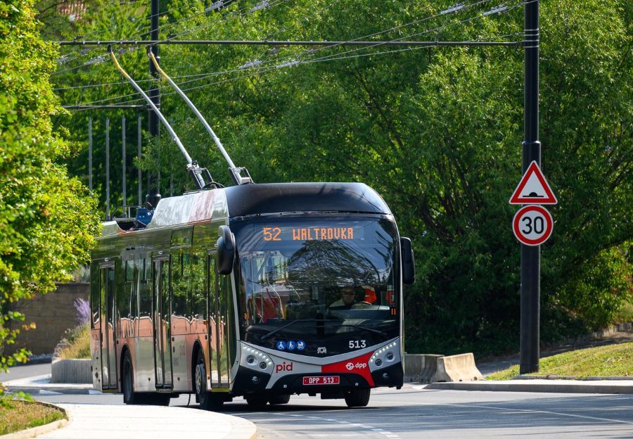 Linka 137 skončila, mezi Smíchovem a Jinonicemi jezdí trolejbusy 52. Každý druhý spoj pokračuje dál