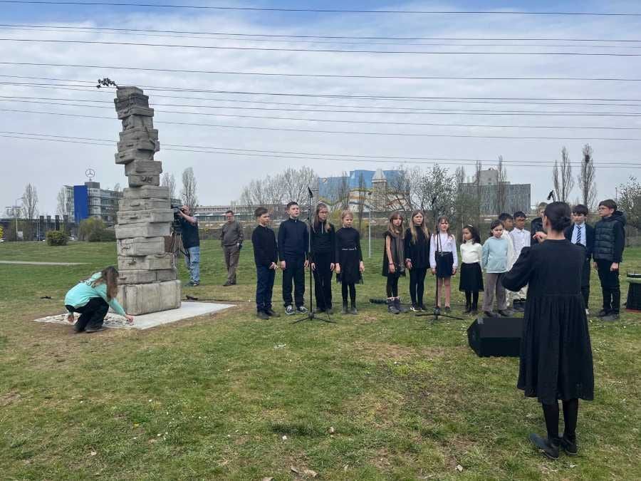 Na Jižním Městě vznikl památník obětem holokaustu: sloup z 20 kufrů připomíná místní příběhy