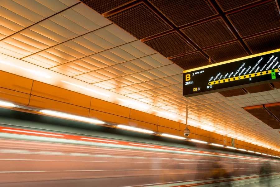 Na Palmovce testují nové podsvícené informační tabule pro pražské metro