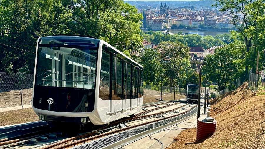 Petřínská lanovka odhalila nové vozy. Testy pokračují, návrat cestujících až po prázdninách