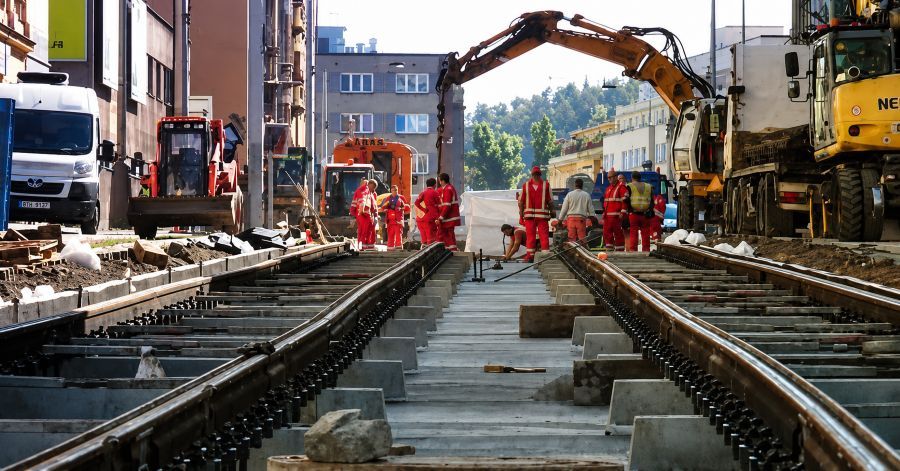 Praha během prázdnin opravuje přes 90 ulic a tratí. Nejvíce stavebních akcí probíhá v Praze 4