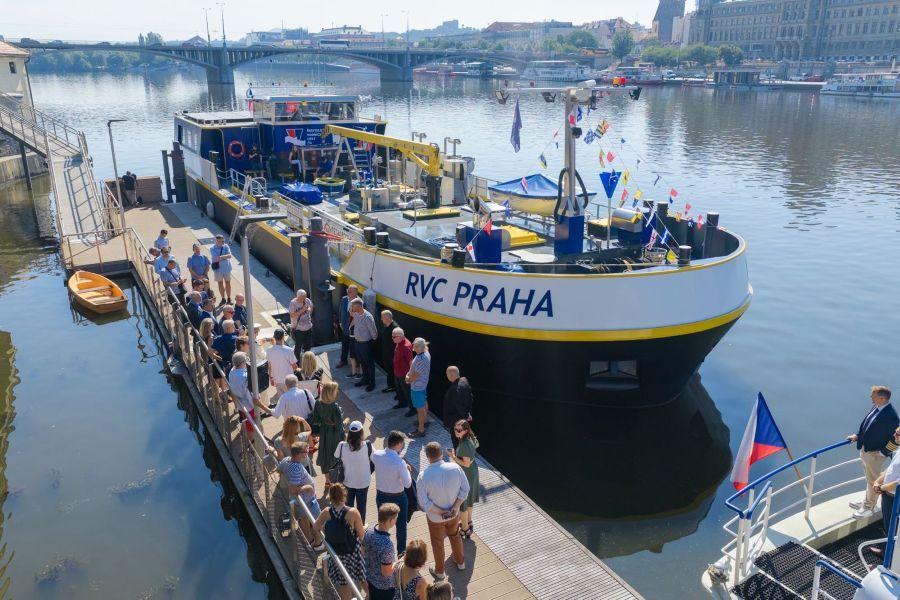 Praha má po 28 letech nové servisní plavidlo. Hybridní tanker uveze 258 tun a obslouží lodě přímo na Vltavě