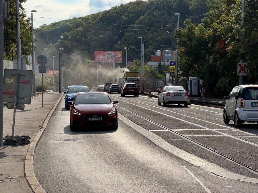 Řidiči stále méně míří autem do centra Prahy, přednost dostává MHD