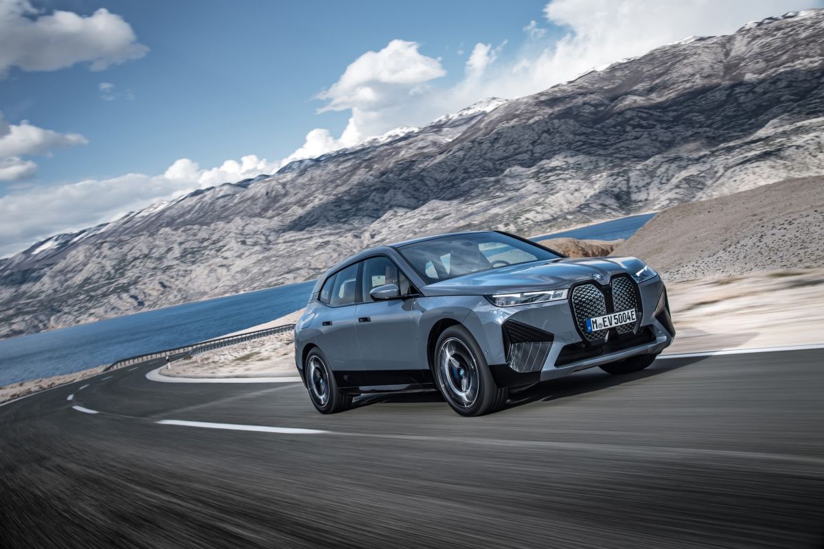 obrázek: BMW zahajuje sériovou výrobu modelu iX