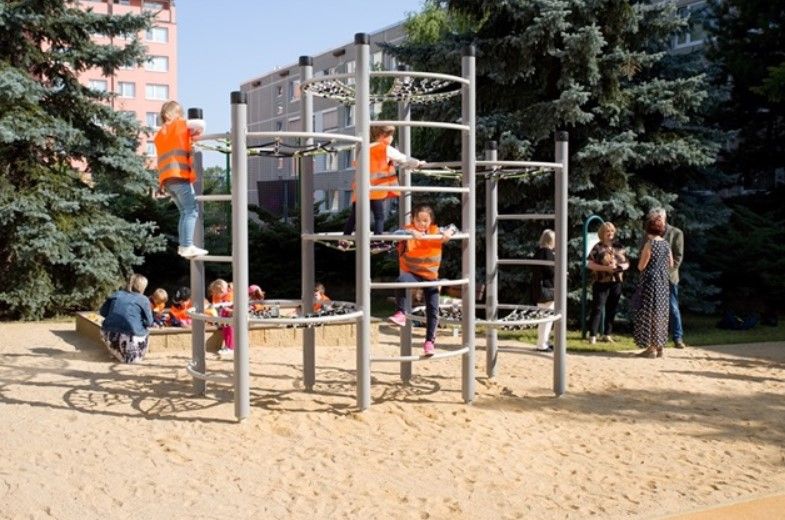 obrázek: Praha 13 otevřela nově zrekonstruované dětské hřiště