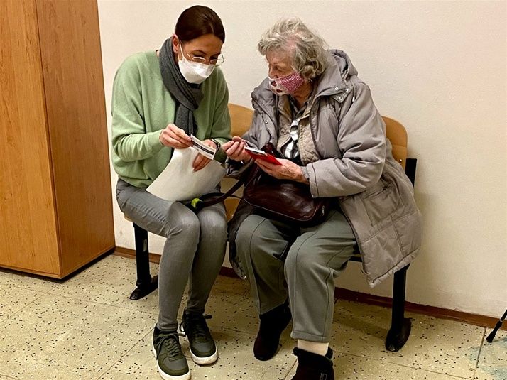 Praha 2 očkuje seniory 80+ bez front a bez stresu