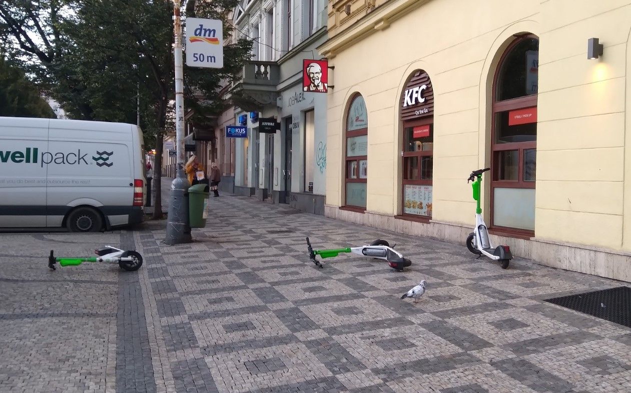 obrázek: Radnici Prahy 2 došla s parkováním elektrokoloběžek trpělivost
