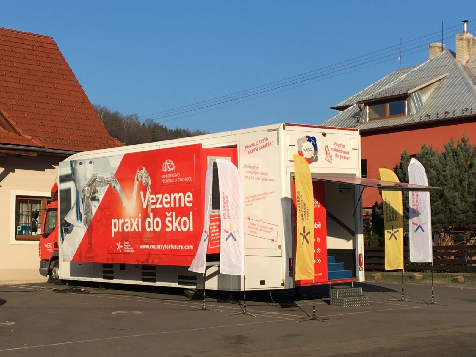 obrázek: Tour for the Future pokračuje, s pojízdnou učebnou techniky se seznámili žáci v dalších třech městech