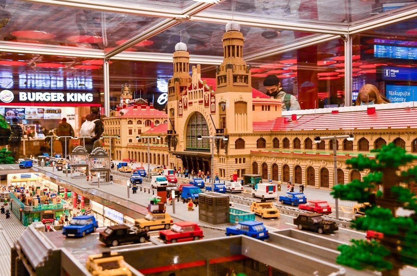 Lego model na hlavním nádraží