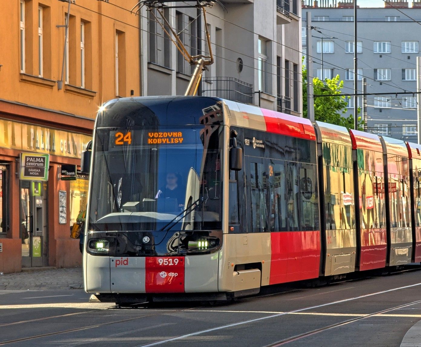 Horko zastavilo tramvaje mezi Florencí a Palmovkou. Výplň u kolejí poškodila vozy