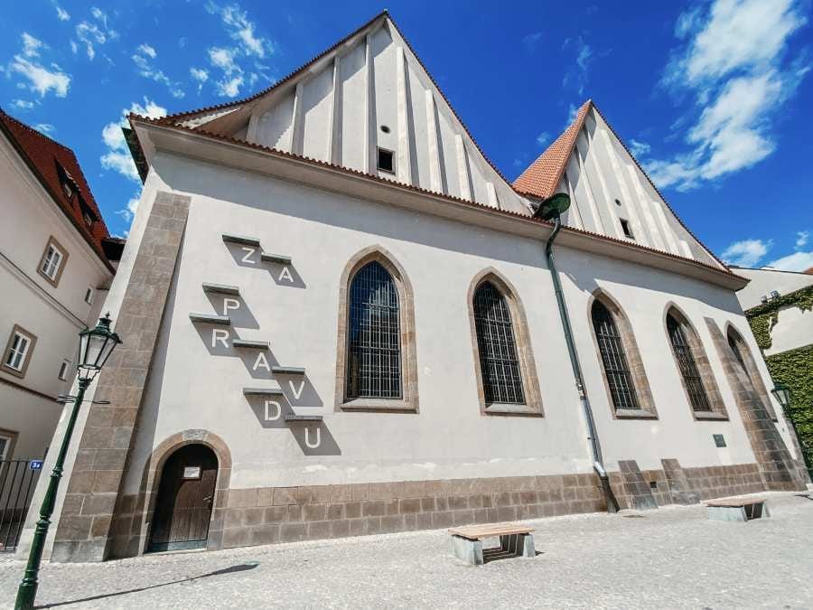 Betlémská kaple hostí 77 keramických děl mladých autorů