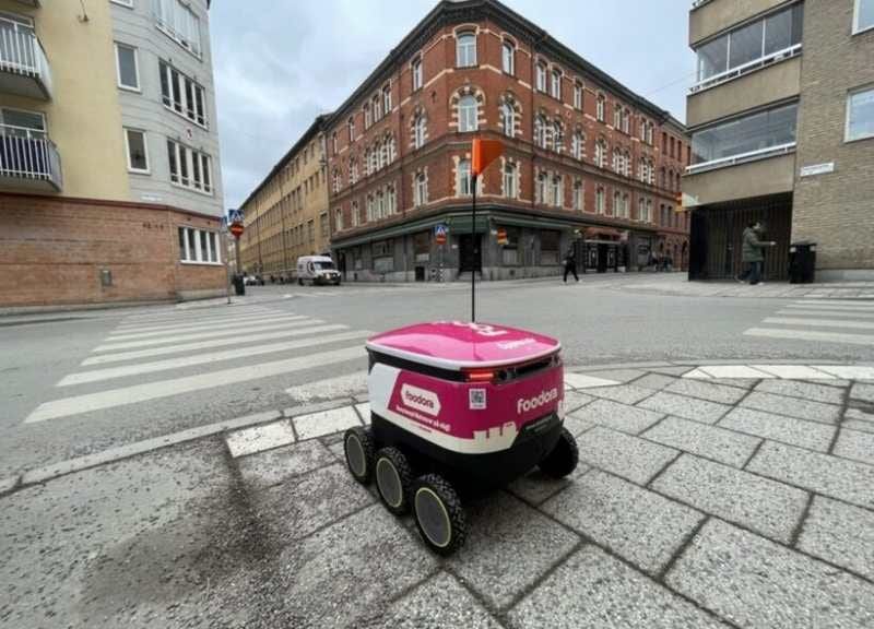 Autonomní vozítka v Karlíně budí pozornost, krátká zastavení jsou součástí provozu