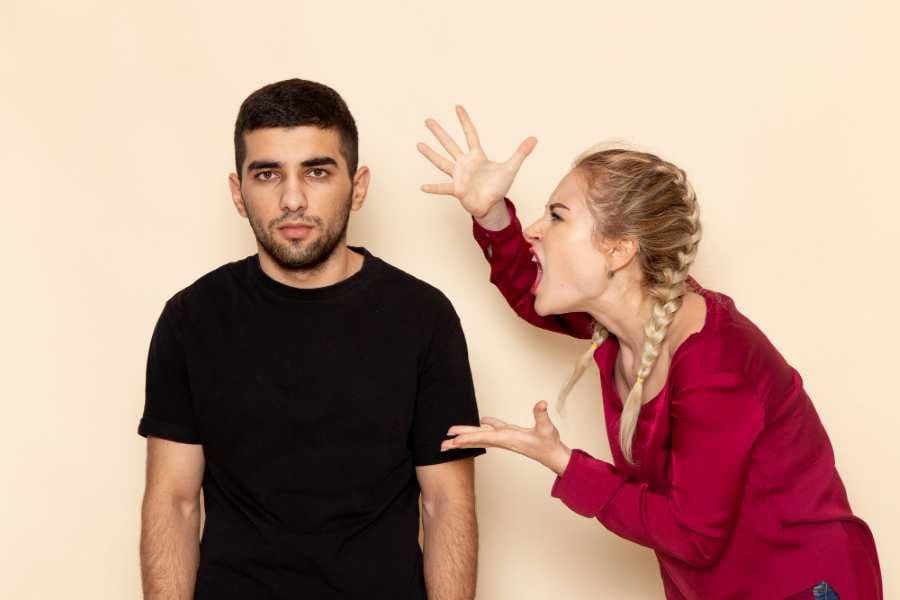 Domácí násilí na mužích zůstává často skryté, oběti o pomoc žádají jen výjimečně