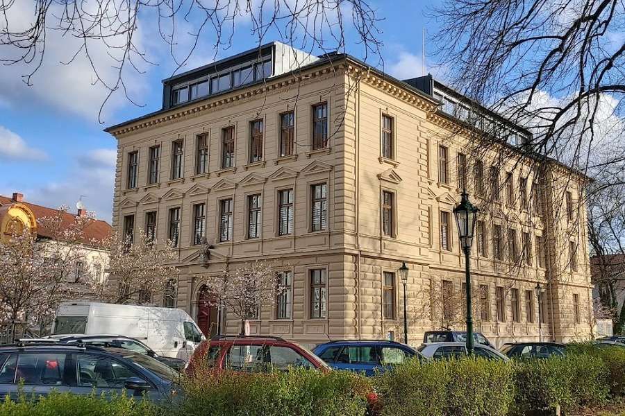 Kutná Hora dokončila úpravy okolí knihovny Na Náměti. Přibylo pítko s mlžítkem i nová zeleň