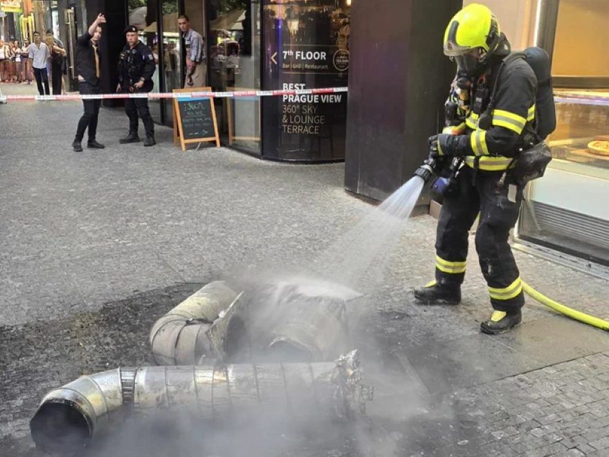 Na Václaváku hořela restaurace. Požár zasáhl vzduchotechniku, jeden člověk skončil u záchranářů
