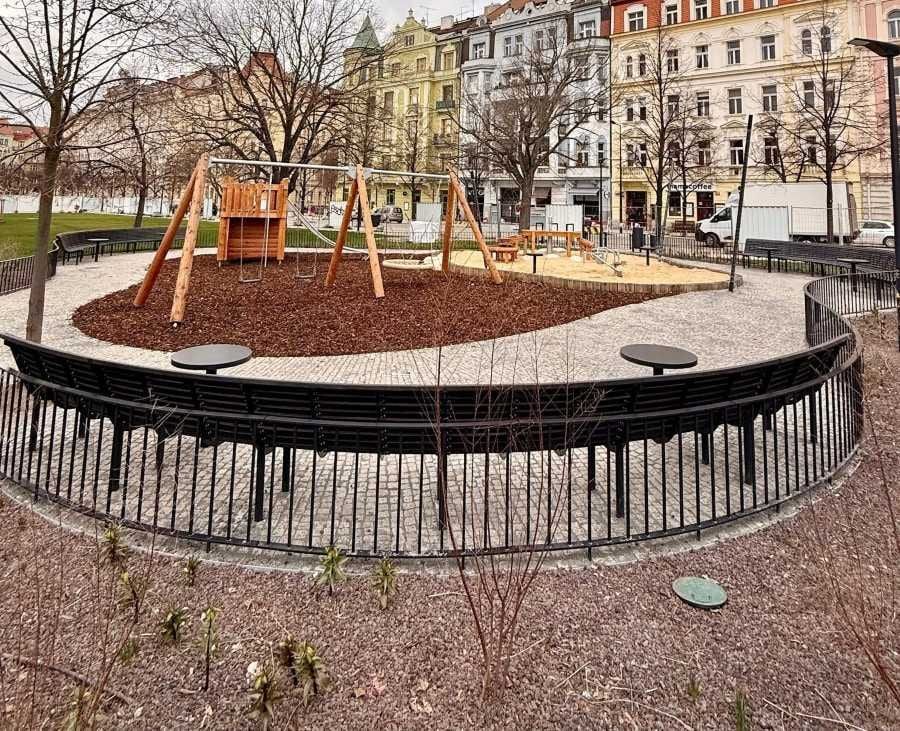 Nové hřiště na náměstí Jiřího z Poděbrad budí pozornost, debata se zaměřila na jeho podobu