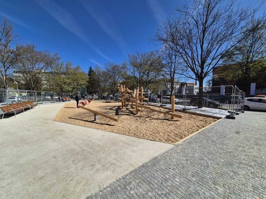 Parčík u FN Královské Vinohrady prošel proměnou, přibylo hřiště i šachový stůl