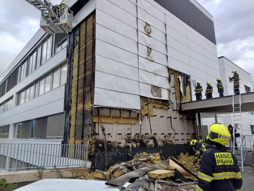 Požár budovy Národního onkologického centra v Motole. Evakuováno bylo 14 lidí, škoda je 20 milionů korun