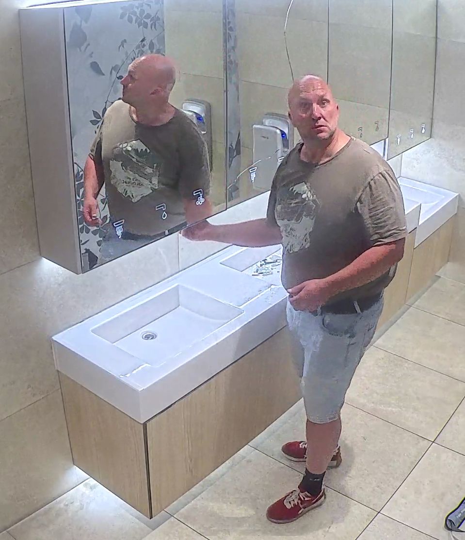 Poznáte muže z Anděla? Po úderu pěstí rozbil zrcadlo na toaletě, policie zveřejnila záběry