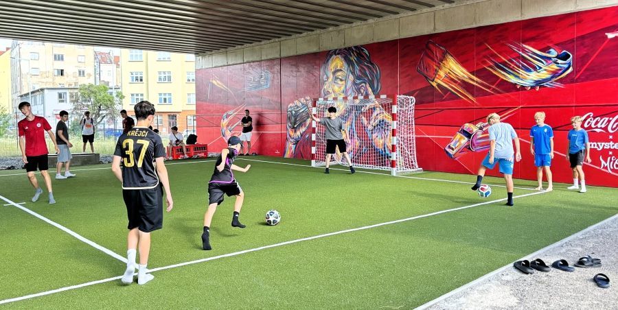 Praha 7 otevřela pod Negrelliho viaduktem nové bezplatné sportovní hřiště s brazilskou atmosférou a muralem