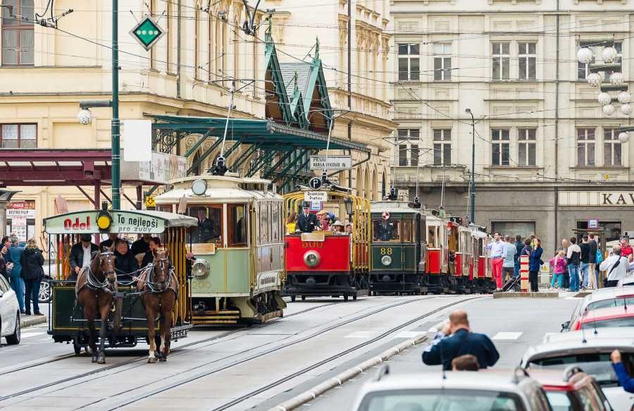 Praha slaví 150 let MHD velkolepým tramvajovým průvodem