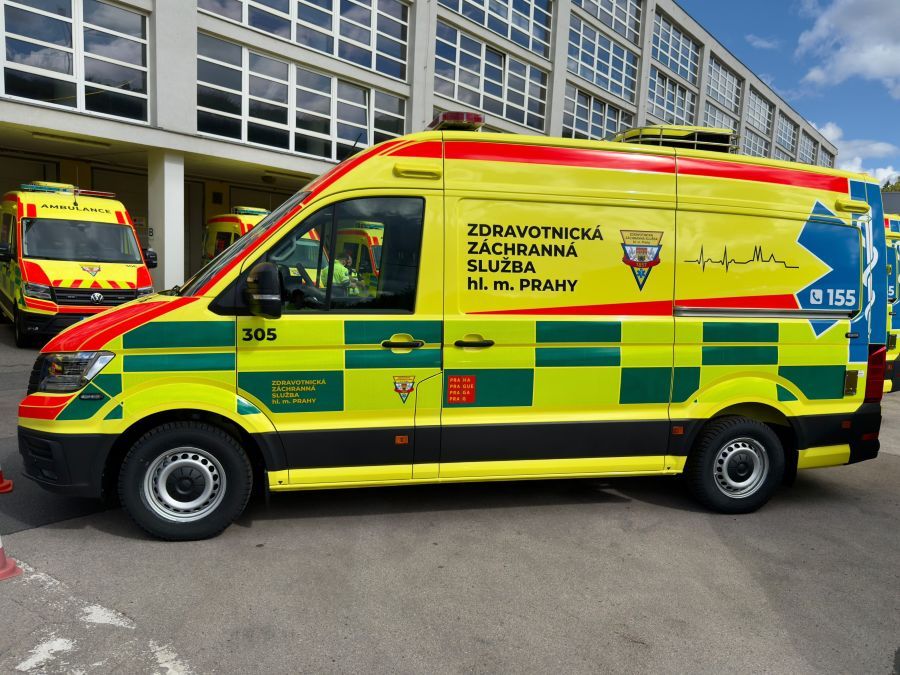 Pražská záchranka pokračuje v obměně sanitek. Převzala dalších 25 kompaktních Crafterů