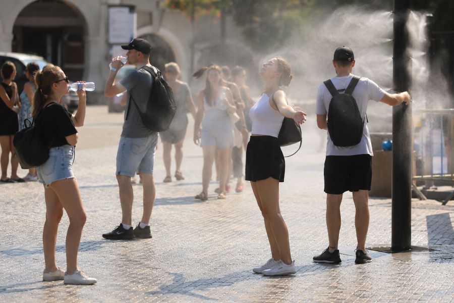 Pražské nemocnice kvůli tropickým vedrům ošetřují více pacientů. Přibývá případů přehřátí i dehydratace