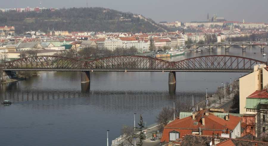 Provizorní ocelový most u Výtoně má pomoci zachovat železniční provoz během rekonstrukce