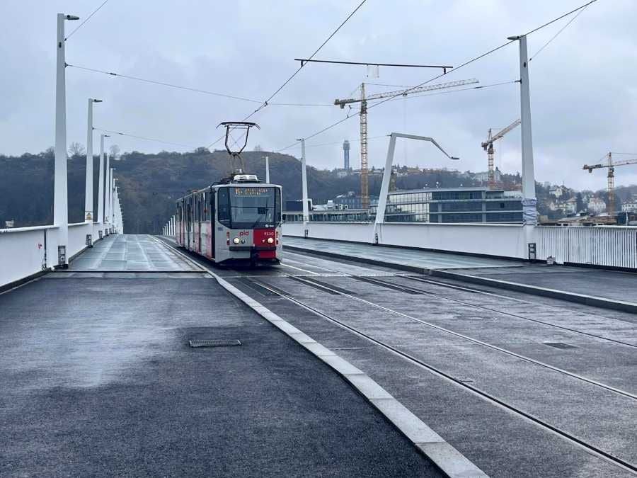 První tramvaj projela přes nový Dvorecký most