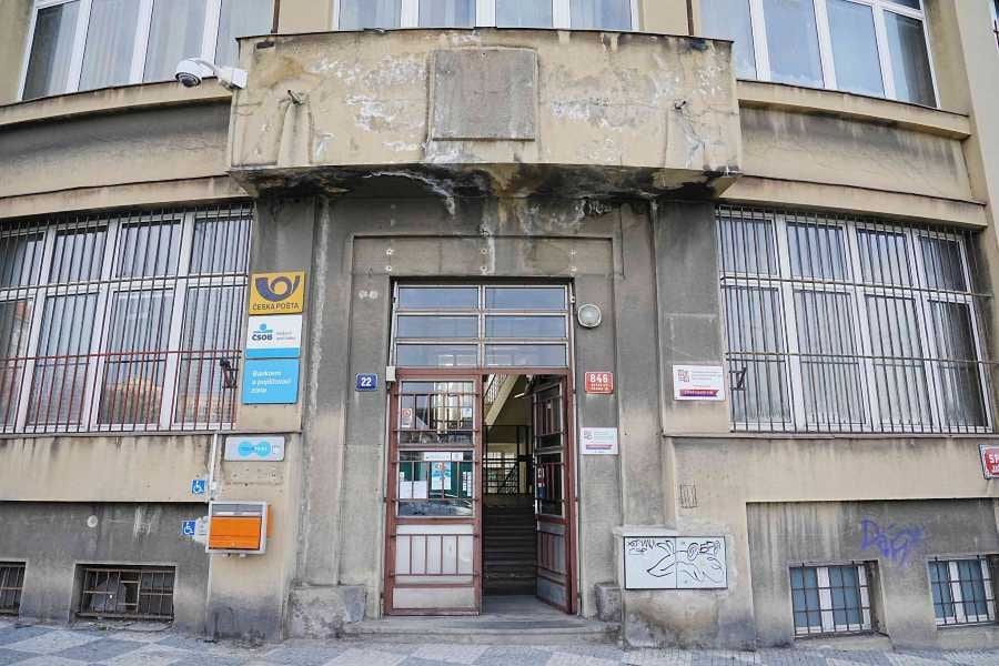 Středočeský kraj získal bývalou poštu ve Vršovicích, plánuje úspory na nájmech