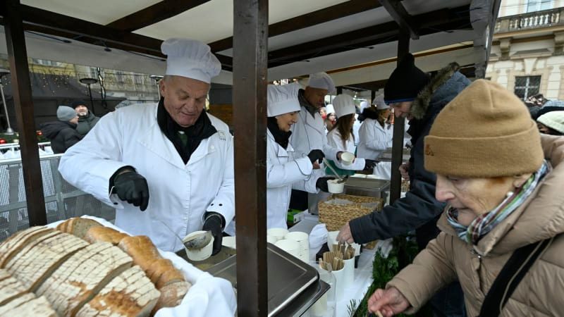 Svoboda naléval 2 000 porcí rybí polévky