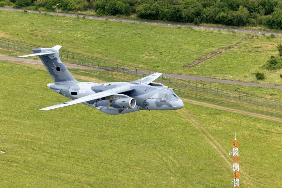 V Praze přistál první vojenský transportní letoun Embraer C-390 Millennium, rozšíří možnosti armády při přepravě i záchranných misích