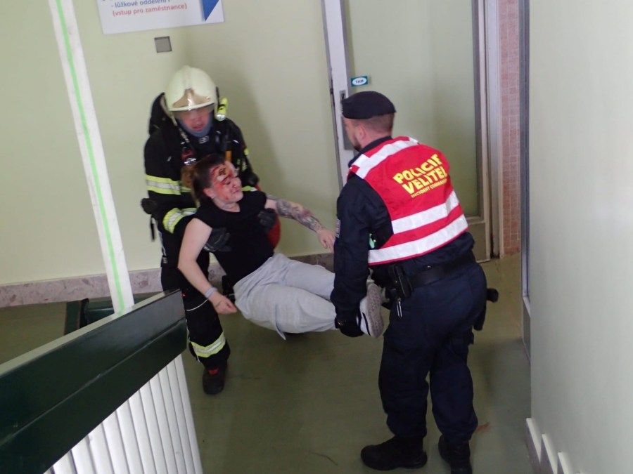 V Příbrami nacvičovali evakuaci pavilonu I i aktivaci traumaplánu. Cvičení prověřilo spolupráci složek IZS