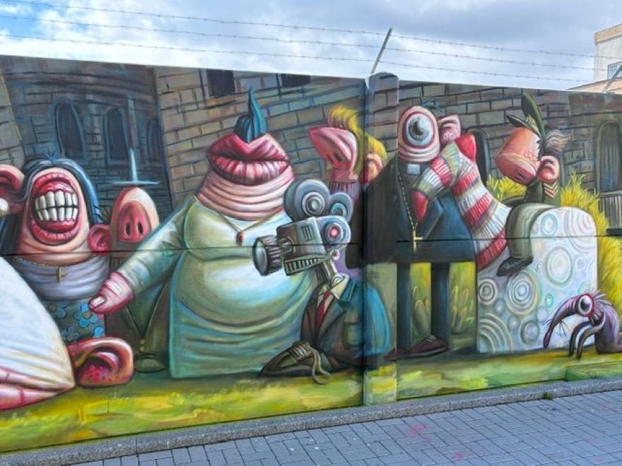 V Ruzyni vznikl největší mural v Česku. Na stěně dlouhé 700 metrů pracovalo 30 umělců z Česka i zahraničí