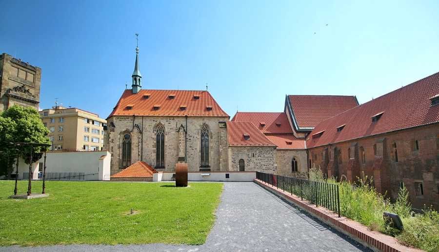 Záhadný hrob Anežky České připomíná adventní Praha