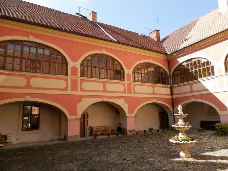 Zámek v Lešanech poprvé otevřel secesní expozici, návštěvníky láká i výstava světových záhad