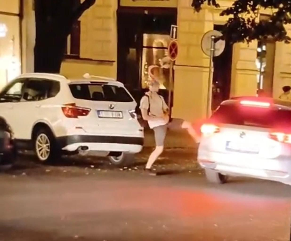 GIBS prověřuje poškození vozidel v Pařížské ulici. Hledá další svědky i majitele aut