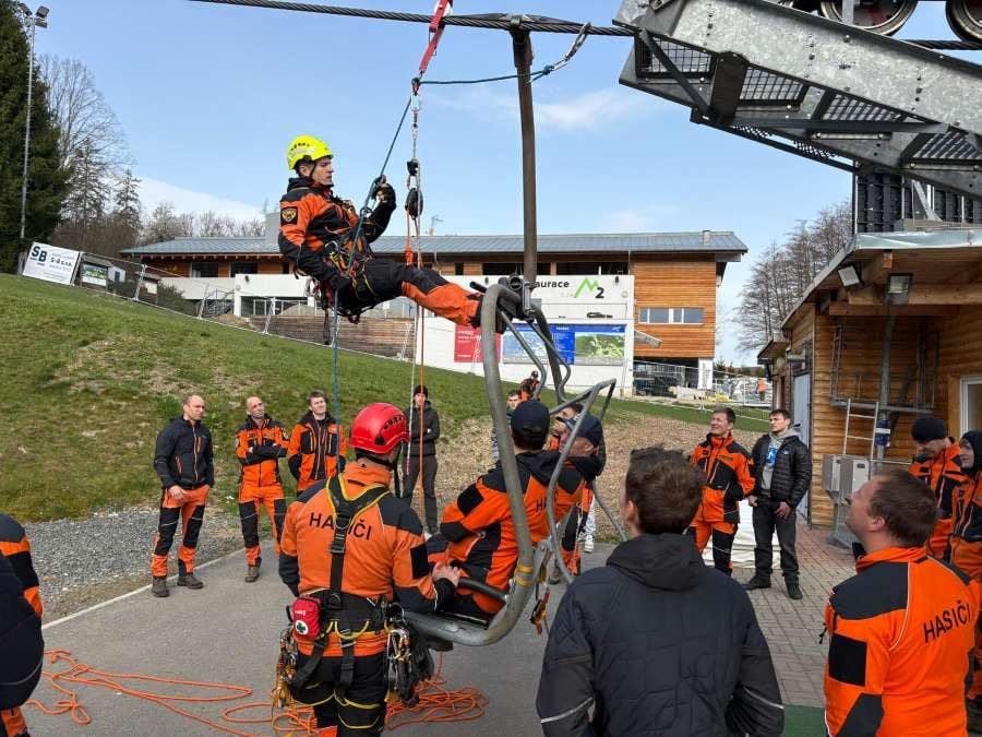 Hasiči trénovali evakuaci z lanovky na Monínci, zapojily se čtyři týmy