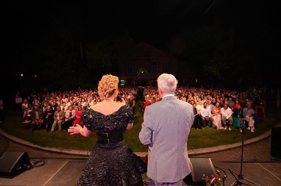 Hudební festival na zámku Dobříš přiváží Evu Urbanovou s Jaroslavem Svěceným i Kateřinu Marii Tichou