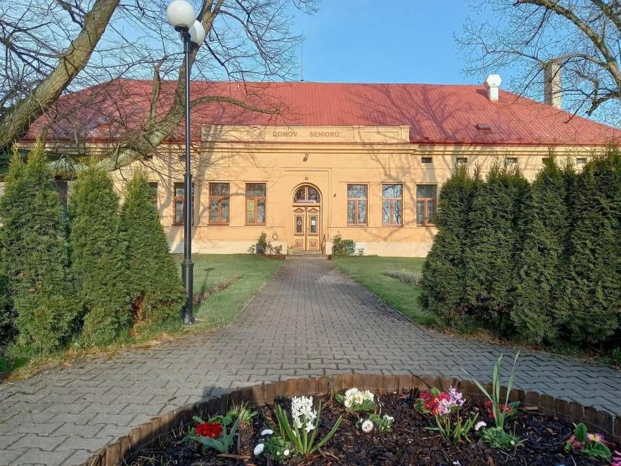 Modernizace domova seniorů v Novém Strašecí je hotová. Nové vytápění a fotovoltaika mají přinést úsporu kolem milionu korun ročně