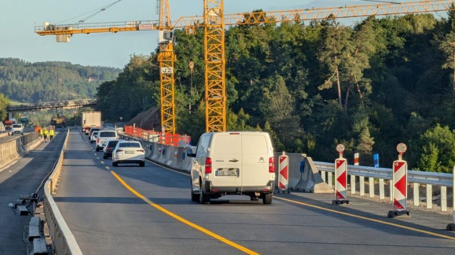 Most Šmejkalka na D1 má opravenou polovinu. Do konce září zůstane provoz ve zúžených pruzích