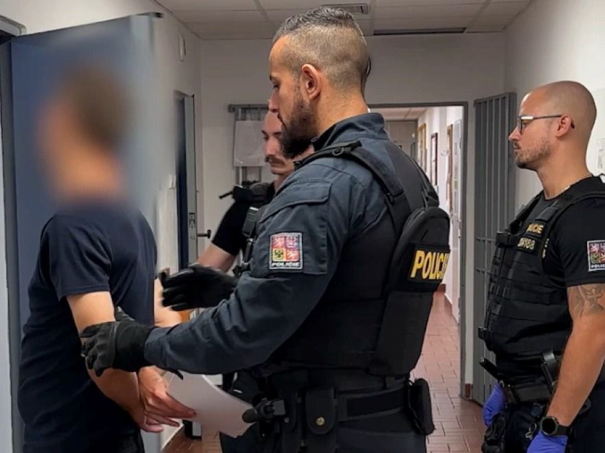 Muž z Prahy rozeslal nejméně 36 výhrůžných e-mailů. Oznámení o výbuchu evakuovalo orloj