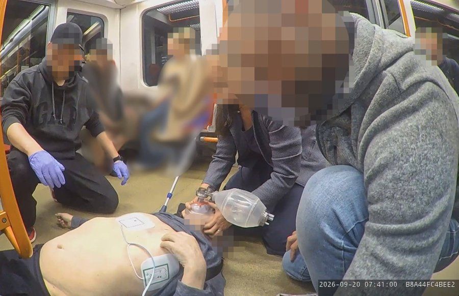 Muž zkolaboval v metru na Pražského povstání. Resuscitovali ho tři cestující