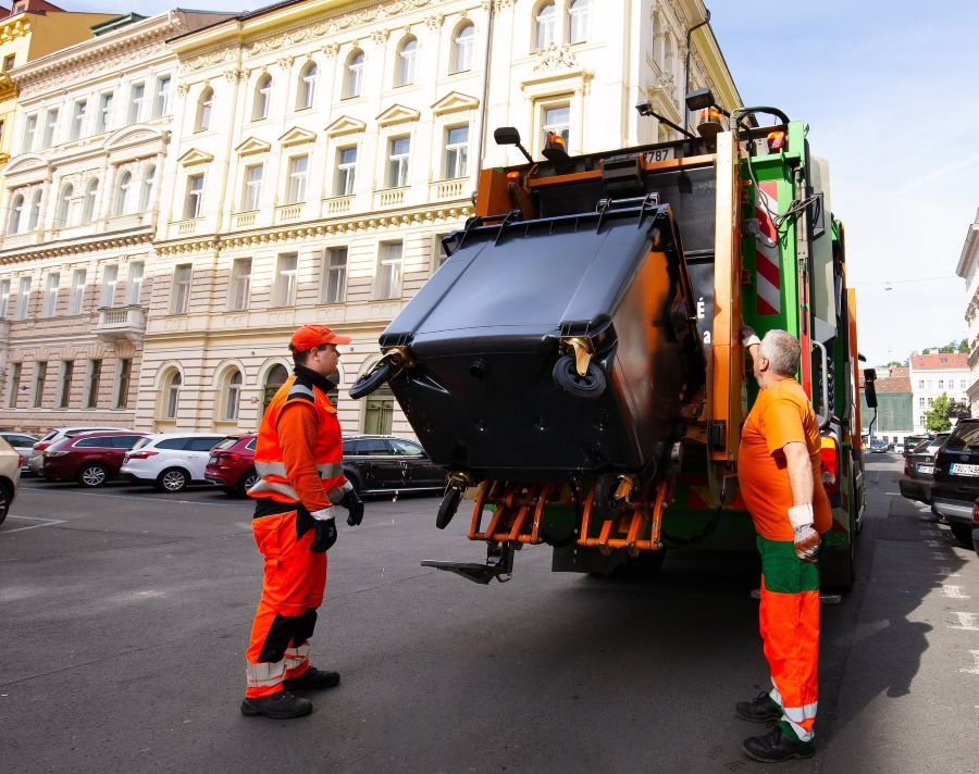 Nová smlouva na svoz odpadu v Praze vyvolává kritiku. Pražské služby upozorňují na rizika při vysoké inflaci