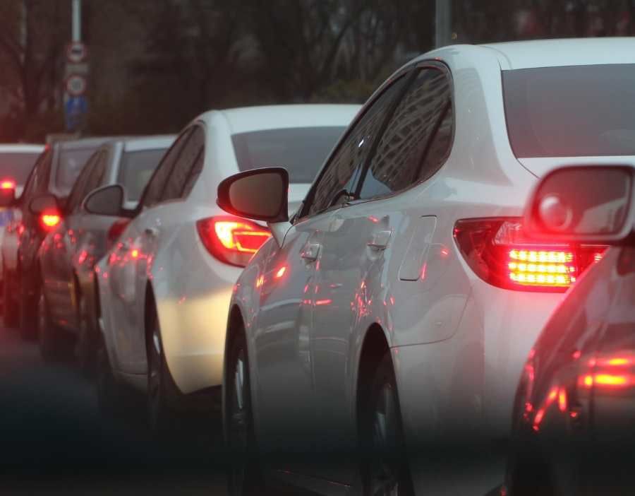 Plzeňská ulice: Obousměrná uzavírka komplikuje dopravu, tramvaje jezdí dál