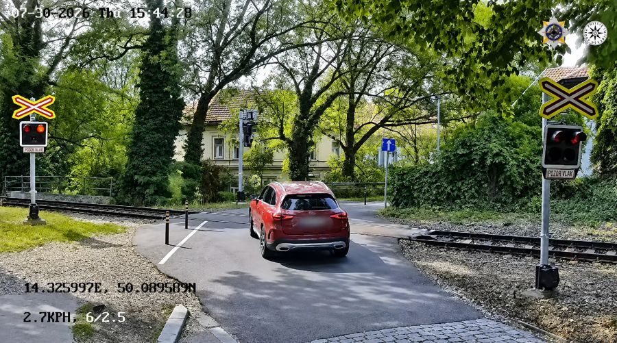Policie ukázala riskantní průjezdy přejezdy v Praze a okolí. Letos řešila 696 přestupků