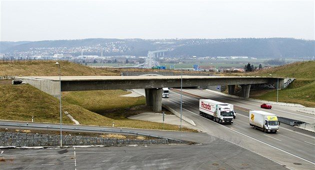 Praha chce odkoupit nedokončený most v Komořanech a napojit oblast na Pražský okruh
