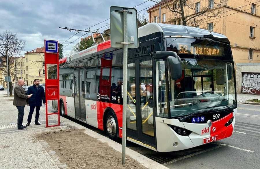 Praha spustila zkušební trolejbusovou linku 52